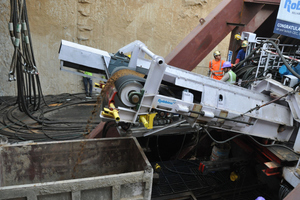  6)&nbsp;&nbsp;&nbsp;&nbsp;&nbsp;&nbsp;&nbsp; Abraumtransport über das TBM-Förderband. Der Baugrund oberhalb des Grundwasserspiegels besteht vornehmlich aus schluffigen Sanden
 