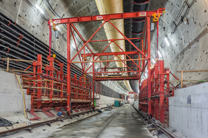  2)&nbsp;&nbsp;&nbsp;&nbsp;&nbsp; The first working section in the tunnel tube: the realization of starter units which form the foundation for the tunnel-in-tunnel. This area is formed with custom steel formwork. The two support areas – one for the rising wall, another for the prefabricated panel which is mounted at the end of all reinforced concrete work and subsequently forms the bottom carriageway slab – are clearly visible
 