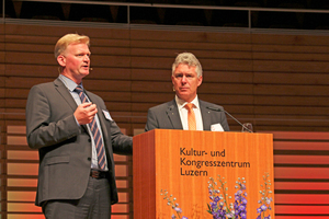  	Dipl.-Ing. Jens Hallfeldt (on the left) and Dipl.-Ing. Wolfgang Fentzloff talked about the application of BIM in tunnelling at the example of the Albvorland Tunnel 