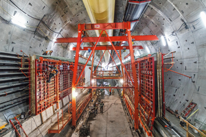  		The rising walls are concreted directly on the starting units and in turn form the support for the upper roadway. Two Maximo formwork sets ensure fast, efficient concreting of the 4.50 m high walls 