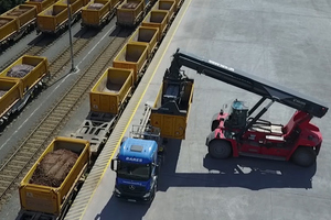  Verladevorgang der gelben Wechselcontainer mit einem Reachstacker 