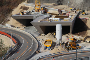  Grundiert und beschichtet mit Abdichtungs-Systemen von Silikal wurden die Betonkonstruktionen am Nord- und am Süd-Portal des „Tunnel von Choindez“, dem letzten großen Tunnelbau-Projekt für die Schweizer Autobahn 16, „Transjurane“. Damit sind die Brüstungsflächen künftig vor eindringender Nässe und Witterungseinflüssen geschützt 