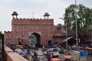  1	Das 1727 errichtete historische Chandpol-Stadttor in Jaipur wird von der neuen Metro-Linie 1 unterquert 