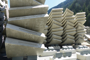  Storage blocks made of recycling plastic serve the unstressed storage of segments. The adjustment of the shape to the segment radius assures a complete contact area and thus high bearing capacity 