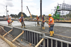  Construction of a concrete slab about 120 m long and 1 m thick, which serves as the foundation for the relaying of the tracks of the Rheintalbahn. The tracks were damaged on August 12, due to a collapse in the east bore of the Rastatt Tunnel which was being excavated below the tracks 