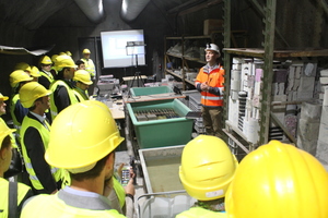  Michael Kompatscher (Versuchsstollen Hagerbach) mit Besuchern des ersten öffentlichen SCAUT-Events zum Thema „IoT – Baustelle 4.0“ 