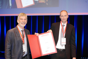  2	Stolz nimmt Dr.-Ing. Dipl.-Wirtsch.-Ing. Jörg Bauer (rechts) die Verleihungsurkunde zum Leopold Müller Preis 2016 von Prof. Schubert entgegen 