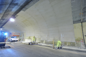  Die neue Brandschutzplatte Aestuver Tx wurde speziell für nachträglich montierte Tunnelbekleidungen in Neubauprojekten sowie Bestandsbauwerken entwickelt. Das Bild zeigt die Montage der Platte im Bergiseltunnel in Österreich, in dem beide Röhren mit insgesamt rund 19 000 m² Aestuver Tx Platten bekleidet wurden 