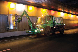  The road maintenance department of the municipal cleaning services in Paris use nine Unimog U 400 To clean the well over 30 tunnels of the Boulevard Périphérique with 720 000 m2 of tunnel surfaces 