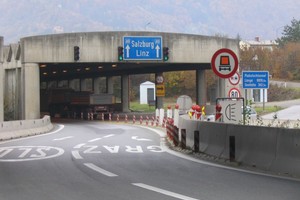  Since the start of December 2017, refurbishment works have been underway in the almost 10 km long Plabutsch Tunnel on the A 9 Pyhrn Autobahn, which has now relieved traffic from the city of Graz for 30 years 