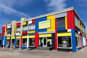  3	Infozentrum in den Farben des niederländischen Malers Mondrian 