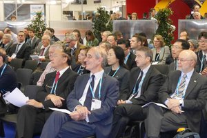  2	ITA-Präsident Tarcisio Celestino (2. Reihe, rechts), AFTES-Präsident Yann Leblais (1. Reihe rechts) und viel Tunnelbau-Prominenz bei der Kongress-Eröffnung am 13. November 2017 