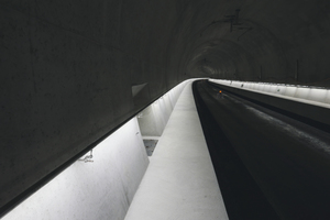  Continuous lighting with LED strips: the handraiLIT after installation in the Rosshäusern Tunnel in Switzerland 