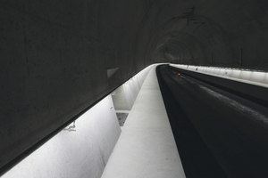  Durchgehende Ausleuchtung mit LED-Lichtleisten: Der handraiLIT-Handlauf kurz nach seinem Einbau im Schweizer Rosshäuserntunnel 