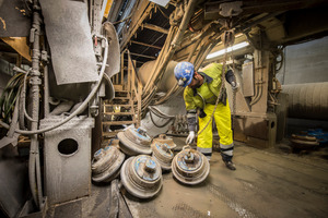  8	The wear caused by tunneling in extremely abrasive rock is enormous. During the entire project, about 6000 disc cutters have to be changed on each machine 