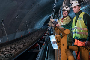  <div class="bildtext_en">9	On the basis of the experience gained daily on the jobsite, step by step the disc cutters are optimized for the Norwegian hard rock (on the right: Luis Paliza Cuartero, project engineer Herrenknecht)</div> 