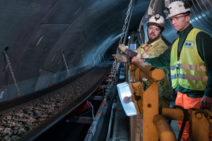  9	On the basis of the experience gained daily on the jobsite, step by step the disc cutters are optimized for the Norwegian hard rock (on the right: Luis Paliza Cuartero, project engineer Herrenknecht) 