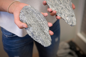  <div class="bildtext_en">3	With a compressive strength of up to 300 MPa, the gneiss in Oslo is one of the hardest rocks ever excavated with mechanized tunnelling technology. The demands on the disc cutters are correspondingly challenging</div> 