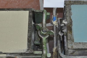  4	Links: herkömmlicher 2KM; rechts: selbe Rezeptur, Beschleuniger mit Pigmenten eingefärbt 