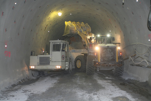  Einer der vier Komatsu-Radlader WA 470 für den Tunnel Gloggnitz, die an der Ortsbrust das Material verladen 