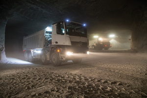  Der Mercedes-Benz Arocs wurde speziell als Baufahrzeug entwickelt und ist auch auf zahlreichen Tunnelbaustellen zu finden – wie derzeit bei der neuen Schnellbahnstrecke Stuttgart–Ulm. In diesen beengten Baustellen kommen die Vorteile des kompakten Fahrerhauses zum Tragen 