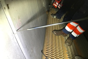 <div class="bildtext_en"><strong>2</strong>	Injection drilling needle and grouting tube as tools for the targeted subsequent grouting of joints</div> 