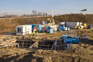  Startschacht der ersten Haltung des Projekts „Champ captant d´alimentation en eau potable au sud de l´aglomération Strasbourgeoise“. Im Hintergrund verläuft die zu unterquerende Schnellstraße, unter der die Wasserleitung zwischen Plobsheim und Straßburg hindurchführt 