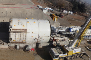  1     Die Robbins-Einfachschild-TBM (Durchmesser: 8 m) für das Projekt Bahce–Nurdag Hochgeschwindgkeits-Eisenbahntunnel in der Türkei hat in        Gestein mit Festigkeiten bis zu 327 MPa gebohrt 