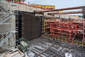 <div class="bildtext_en">For the harbour tunnel in Bremerhaven, Peri delivered Variokit wall and roof formwork carriages as well as Peri Up Flex stair towers</div> 