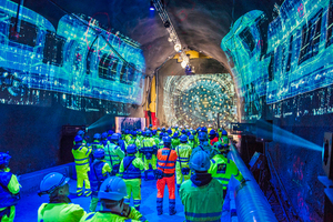  Per Livestream konnte man am 11. September 2018 weltweit den Doppeldurchbruch verfolgen. Auch vor Ort warteten die Bohrteams auf den Durchschlag der beiden Tunnelbohrmaschinen 