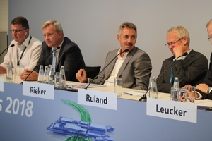  2	Die Expertenrunde des zweiten Forumstages auf dem Podium (von links): Chris Dulake, Dr.-Ing. Stefan Franz, Dr.-Ing. Klaus Rieker, Dr.-Ing. Peter Ruland und Moderator Dr.-Ing. Roland Leucker 