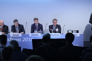  As part of the InnoTrans in Berlin in September, the STUVA once again organised the International Tunnel Forum. On the first day, STUVA managing director Dr.-Ing. Roland Leucker (right) welcomed the experts for the podium discussion (left to right): Dipl.-Ing. Martin Muncke, Prof. Dr. Dirk Rompf, Dipl.-Ing. Martin Schmitz and Dr.-Ing. Rainer Schwarzmann 