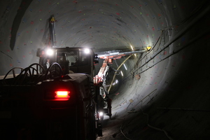  The drill holes for injections and the excavation are executed with a modified Sandvik jumbo on account of the swellable, anhydrite-bearing rock. Instead of flushing the holes with water as usual, air is used. A suction head is mounted on the carriage owing to the enormous dust development 