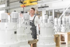  6	Final inspection of planetary gears in the Zollern plant at Herbertingen, Germany 