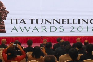  Jenny Yan begrüßt die 27&nbsp;Finalisten und rund 290&nbsp;Teilnehmer der ITA Tunnelling Awards 2018 in Chuzhou, China
 