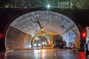  Die Arbeiten zur Sanierung des Tunnels Pians-Quadratsch erfolgten in den Nachtstunden; tagsüber rollte der Verkehr. Die Brandschutzplatten wurden mit Hilfe mobiler Montageplattformen in den Tunnelröhren befestigt
 
