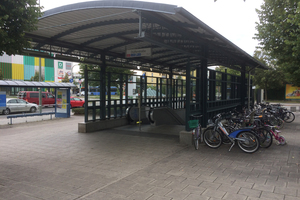  	U-Bahnstation Dülferstraße München; dreiseitig umfasster und überdachter Aufgang zur Oberfläche 