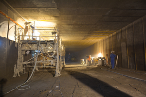  Im Rahmen der Sanierung des Hamburger Wallringtunnels wurde der brandbeständige Betonersatz Nafufill KM 250 im Nassspritzverfahren aufgetragen 