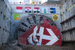  	TBM nach Durchschlag in den Zielschacht Gretzenbach 