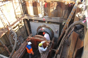  	Microtunnelling-Startschacht unterhalb einer Gleisanlage 