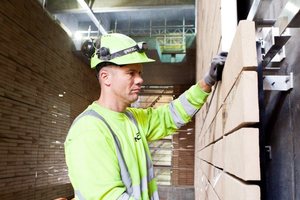  Undercut anchors and substructures from the ACT system were used in order to mount the facade cladding in the stations with natural stone and hand-made bricks
 