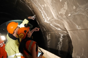  2	The classic on-site inspection – time-consuming and often only possible when the tunnel is closed 