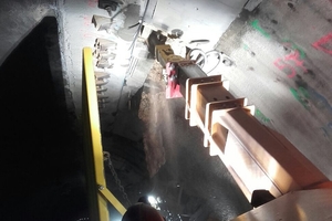  Tunnel Maroggia: Der MultiRipper 220 bei Nacharbeiten am Querriegel in der Firste
 