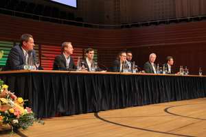  Podiumsdiskussion mit den Referenten der Vormittags-Session (von links): Patrick Senn (Tagungsleitung), Pieter Mattelaer, François Redoutey, Silvia Schoch Keller, Olivier Müller, Urs Müller und Thomas Jesel 