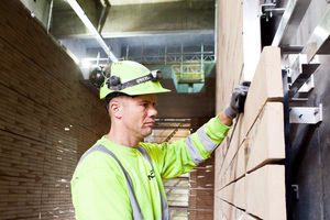  Undercut anchors and sub­structures from the ACT system were used in order to mount the facade cladding in the stations with natural stone and hand-made bricks 