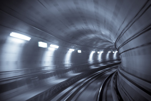  Anwohner und Touristen schneller an ihr Ziel befördern sowie das Schienennetz entlasten – dies intendiert der Bau des Cityringen in Kopenhagen. In dem doppelröhrigen Tunnelsystem werden zahlreiche Lösungen des Befestigungsspezialisten Fischer für temporäre und dauerhafte Befestigungen und Installationen sowie die Anbringung der Wandbekleidung verbaut 