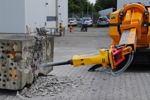  The telescopic boom can rotate by 360° 