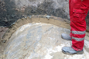  View of the backfill grout as applied under pressure between the segment and the rock in a haulage shaft 