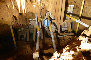  	Die Mannschaft musste eine 4 m hohe Betonmauer errichten, um der TBM bei der Navigation aus dem Hohlraum einen Gegenhalt zu geben 