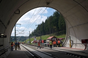  Während die Einsatzkräfte in den Tunnel vordringen, entstehen in kürzester Zeit an beiden Portalen und am Notausgang drei vollausgestattete Rettungsplätze, um Verletzte aufzunehmen 